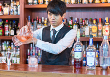 【佛山展翅調酒咖啡西點培訓學?！空{酒師大山