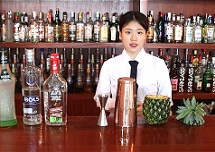 【佛山展翅調(diào)酒咖啡西點(diǎn)培訓(xùn)學(xué)?！颗{(diào)酒師燕子